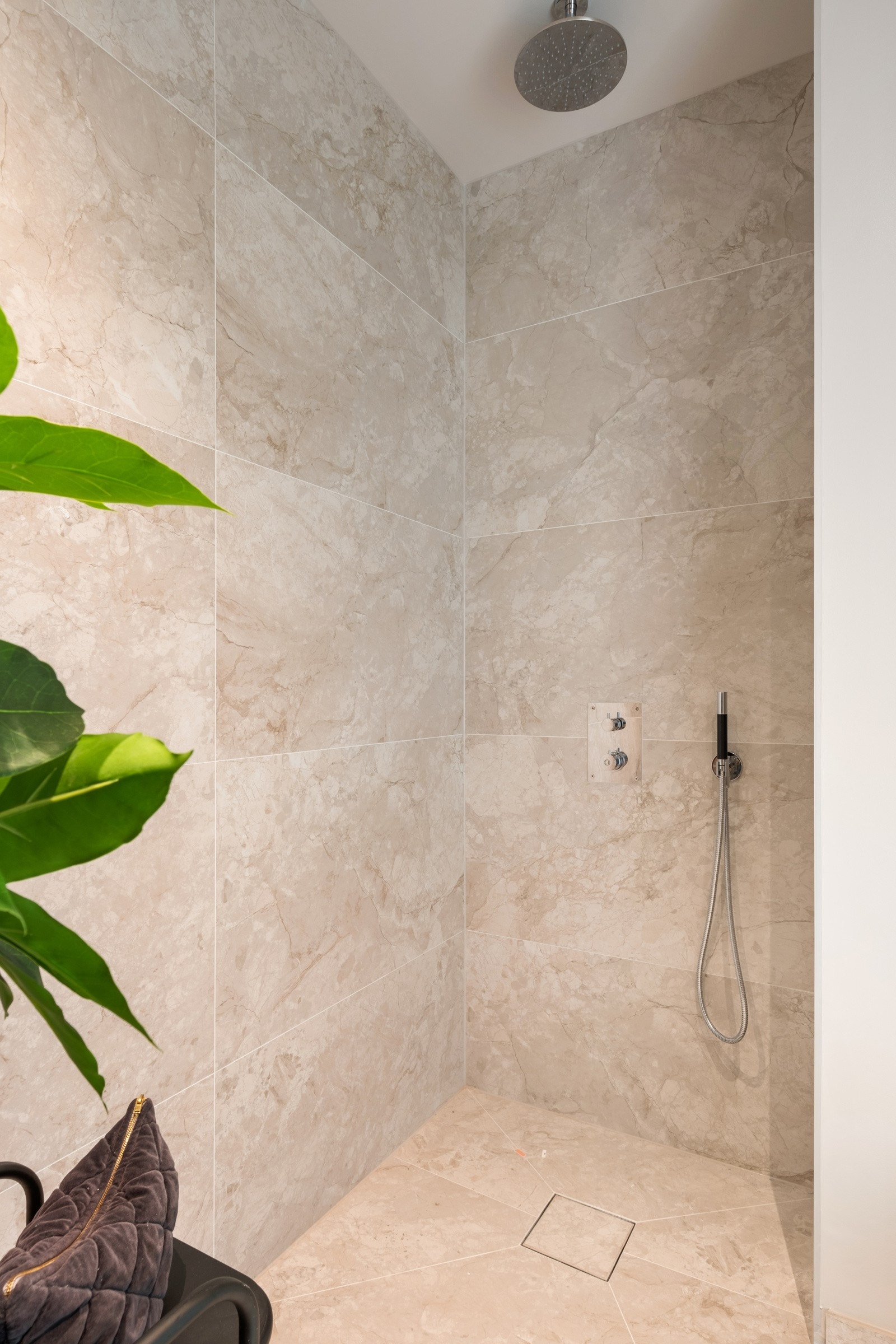 Badet er flislagt både på vegger og gulv, med behagelig varme i gulvet. Galleribilde