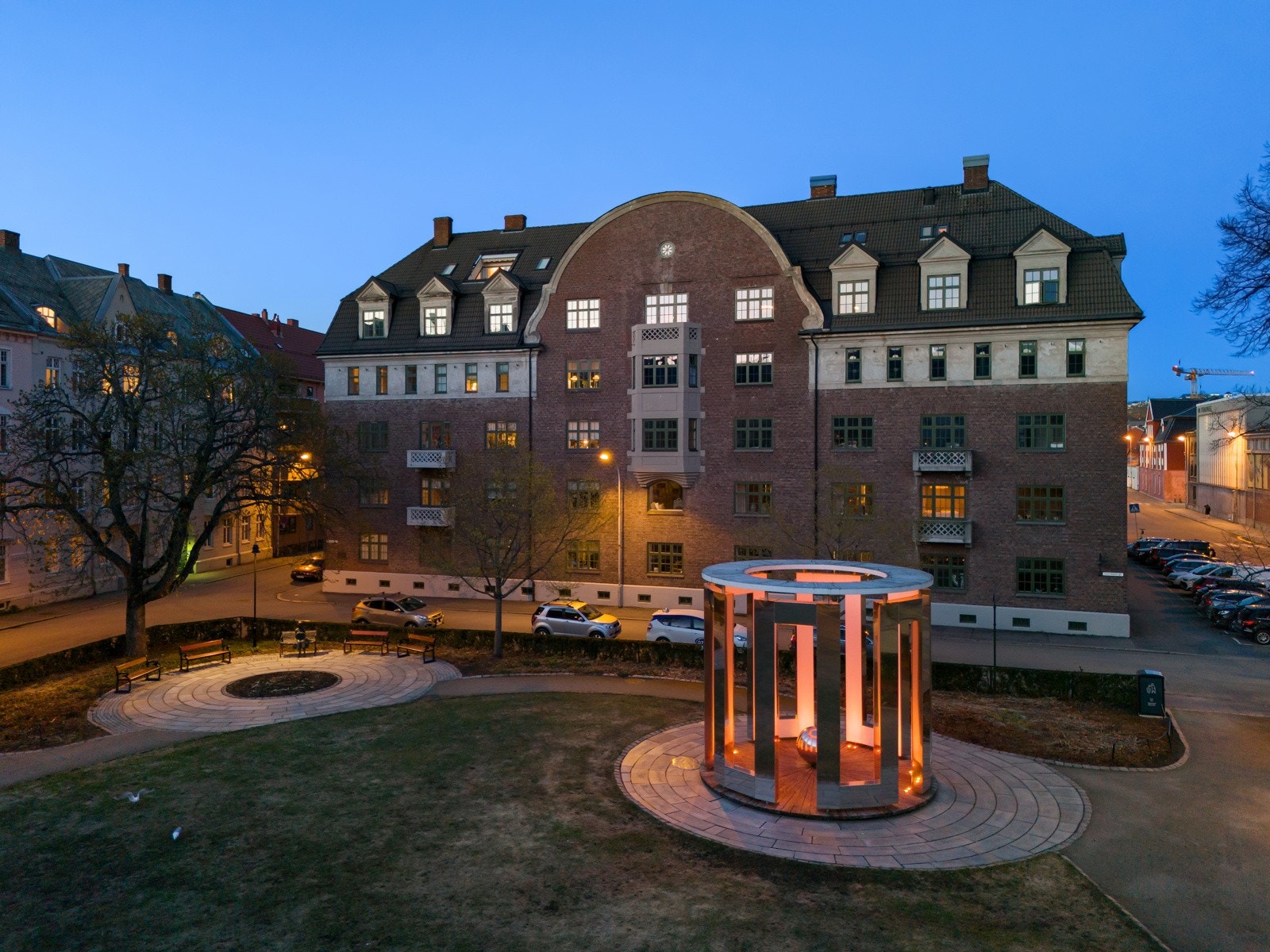 Området rundt har flere fine grøntområder og parker. Galleribilde