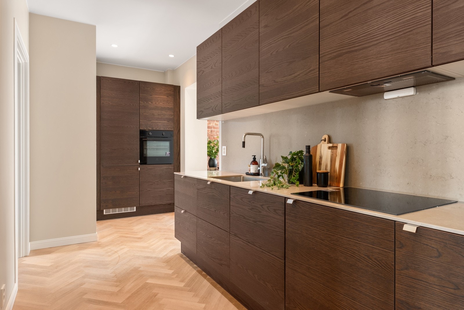 Kjøkkenet er nydelig designet med skapfronter i mørk eik og en lys benkeplate for å skape den perfekte balansen Galleribilde