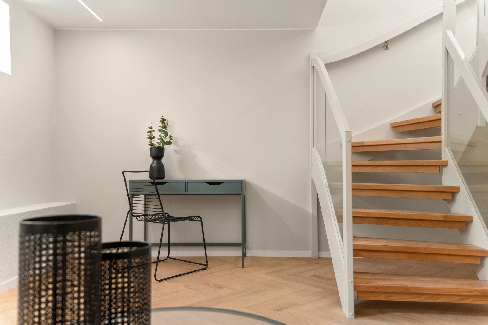 Ned trappen kommer man til en lys og luftig kjellerstue. Galleribilde