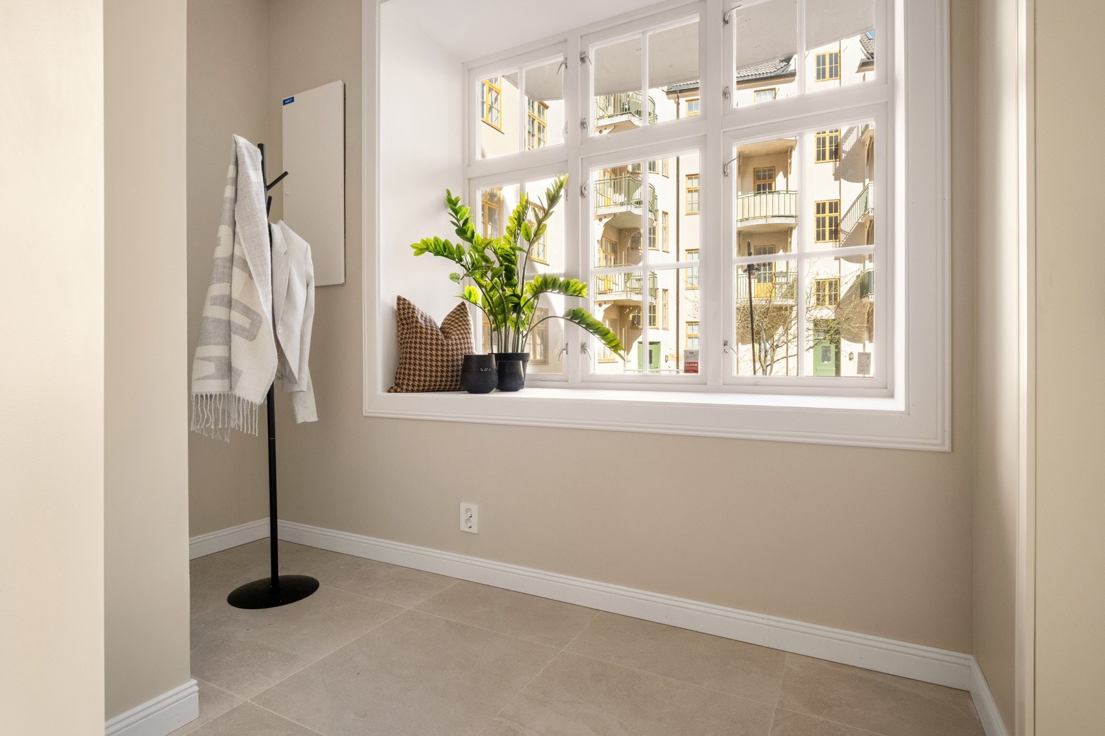 Romslig entré med plass til sko, jakker og garderobeløsning. Galleribilde