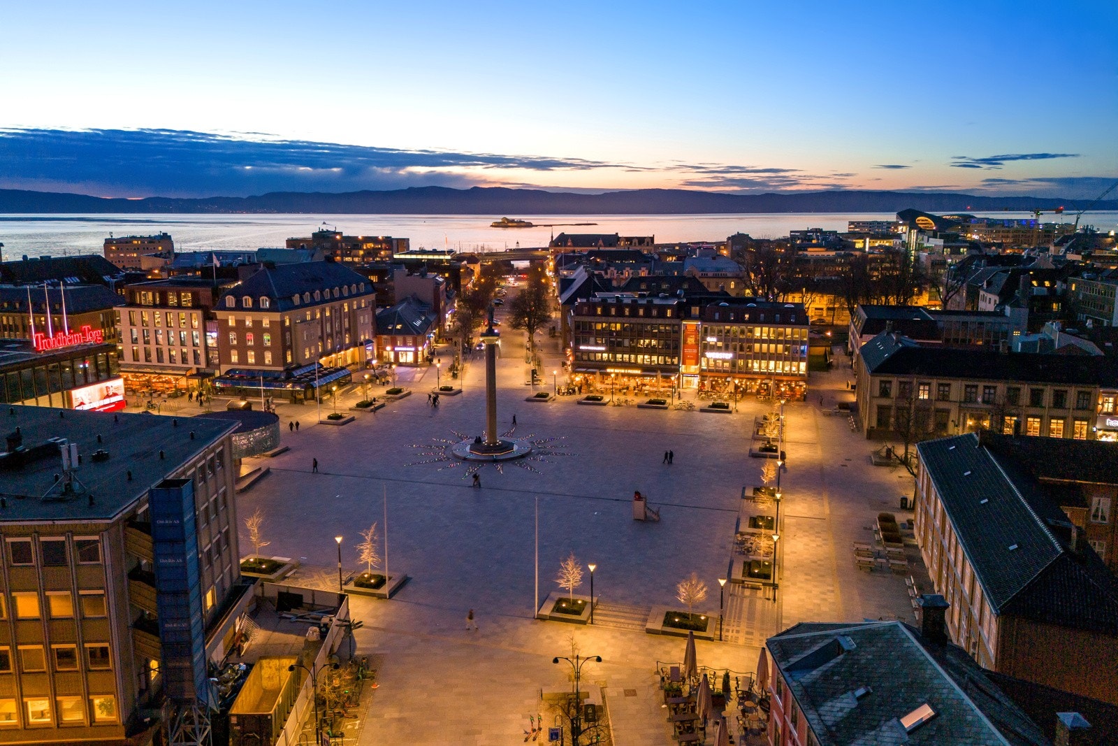 Midtbyen kan by på et rikt utvalg av ulike service- og kulturtilbud, som flere kjøpesentre, kinoer, teater, gallerier, restauranter og uteliv. Galleribilde