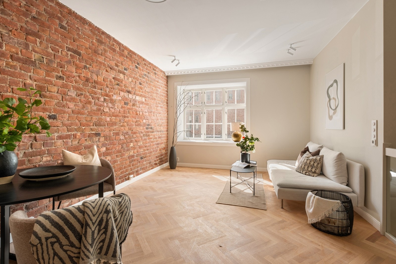 Boligen har gjennomgående store vinduer med sjarmerende sprosser. Galleribilde