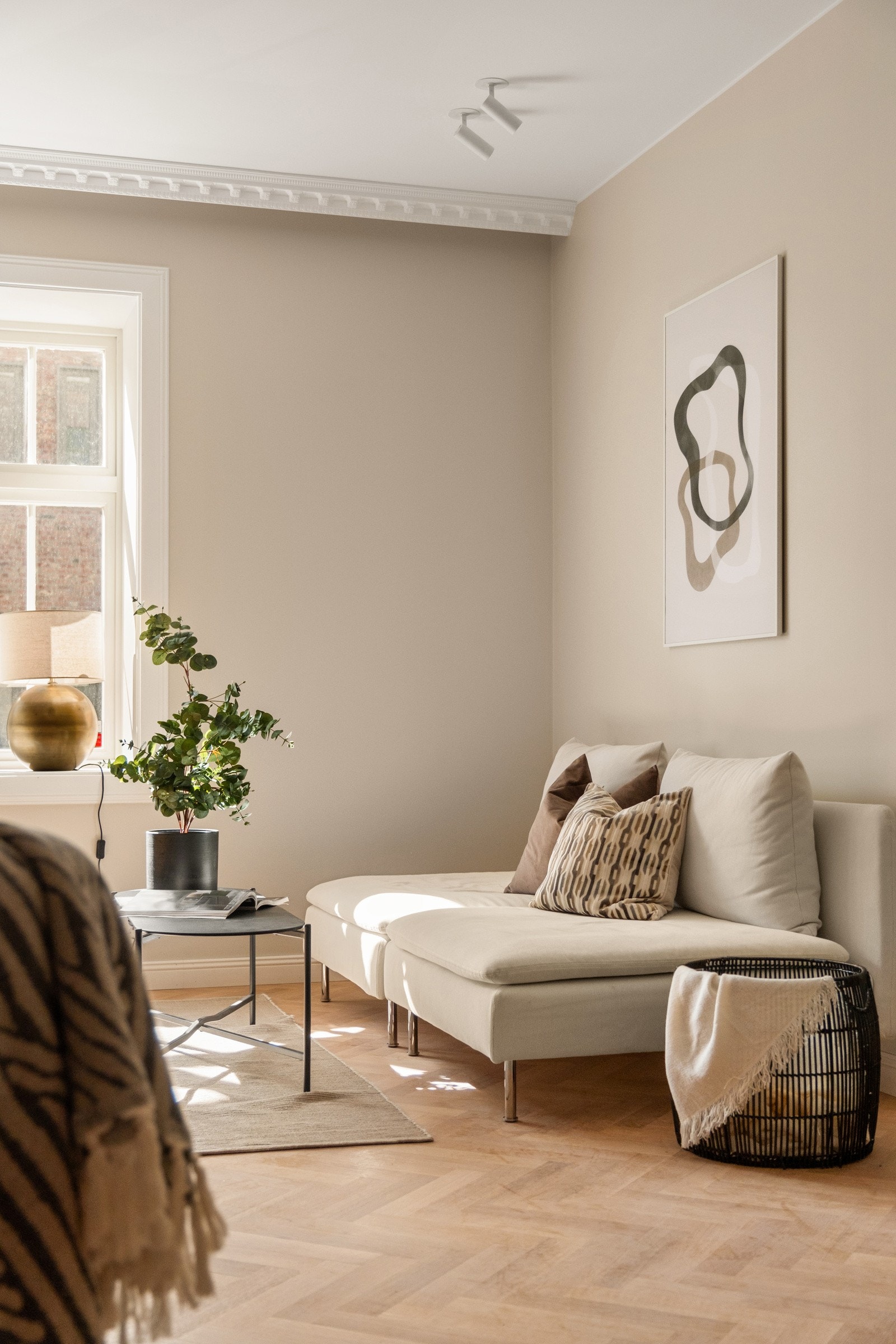 Boligen har en åpen stue og kjøkkenløsnig. Galleribilde