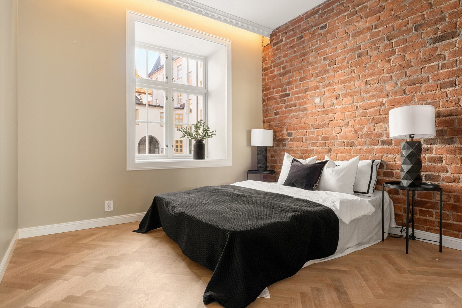 Soverommet i hovedetasjen er malt i en dus og behagelig farge. Galleribilde