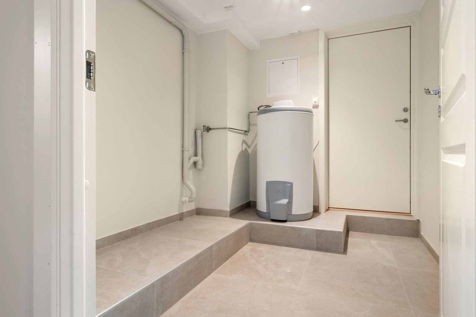 I kjelleren er det et praktisk flislagt vaskerom. Galleribilde