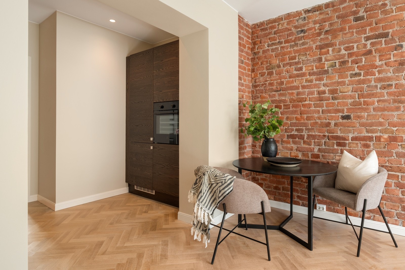 De røde murveggene gir borligen elegante kontraster som bryter opp det ellers moderne interiøret. Galleribilde