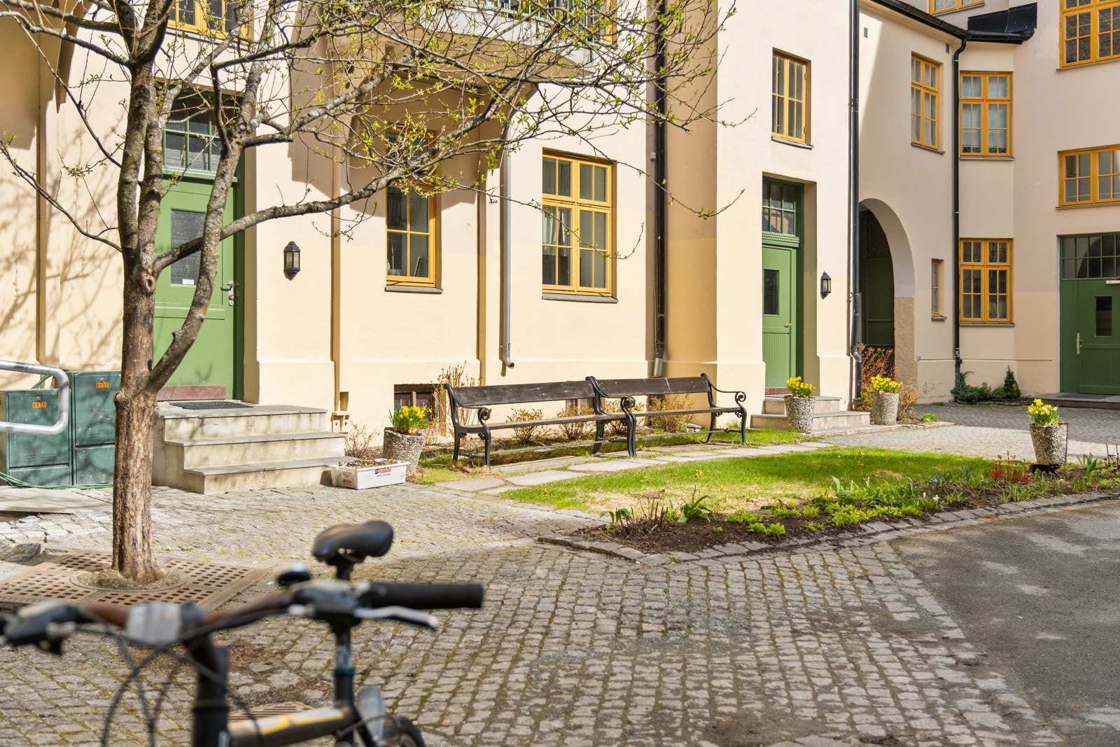 Inngangen ligger i en sjermet bakkgård. Galleribilde