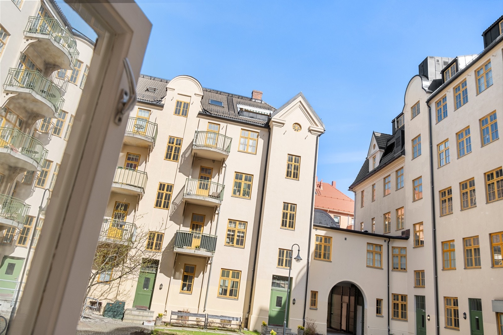 Leiligheten ligger sentralt i en idyllisk bygård. Galleribilde