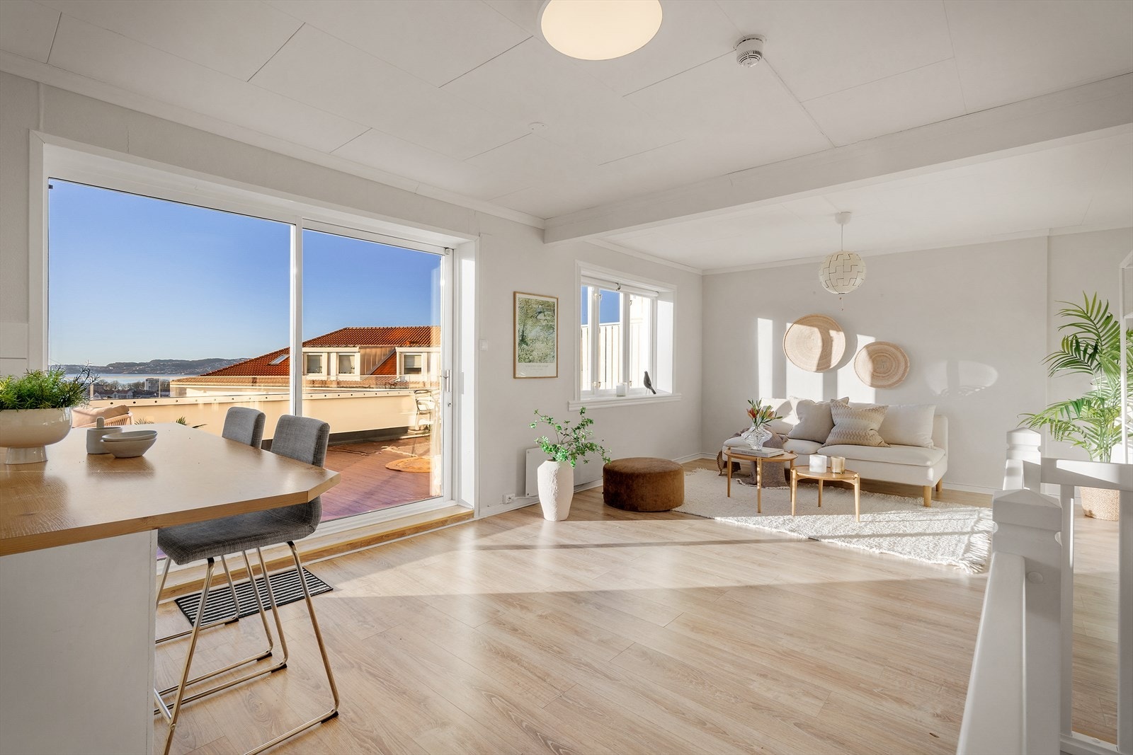 Store vinduer slipper inn rikelig med naturlig lys og gir en fantastisk utsikt Galleribilde