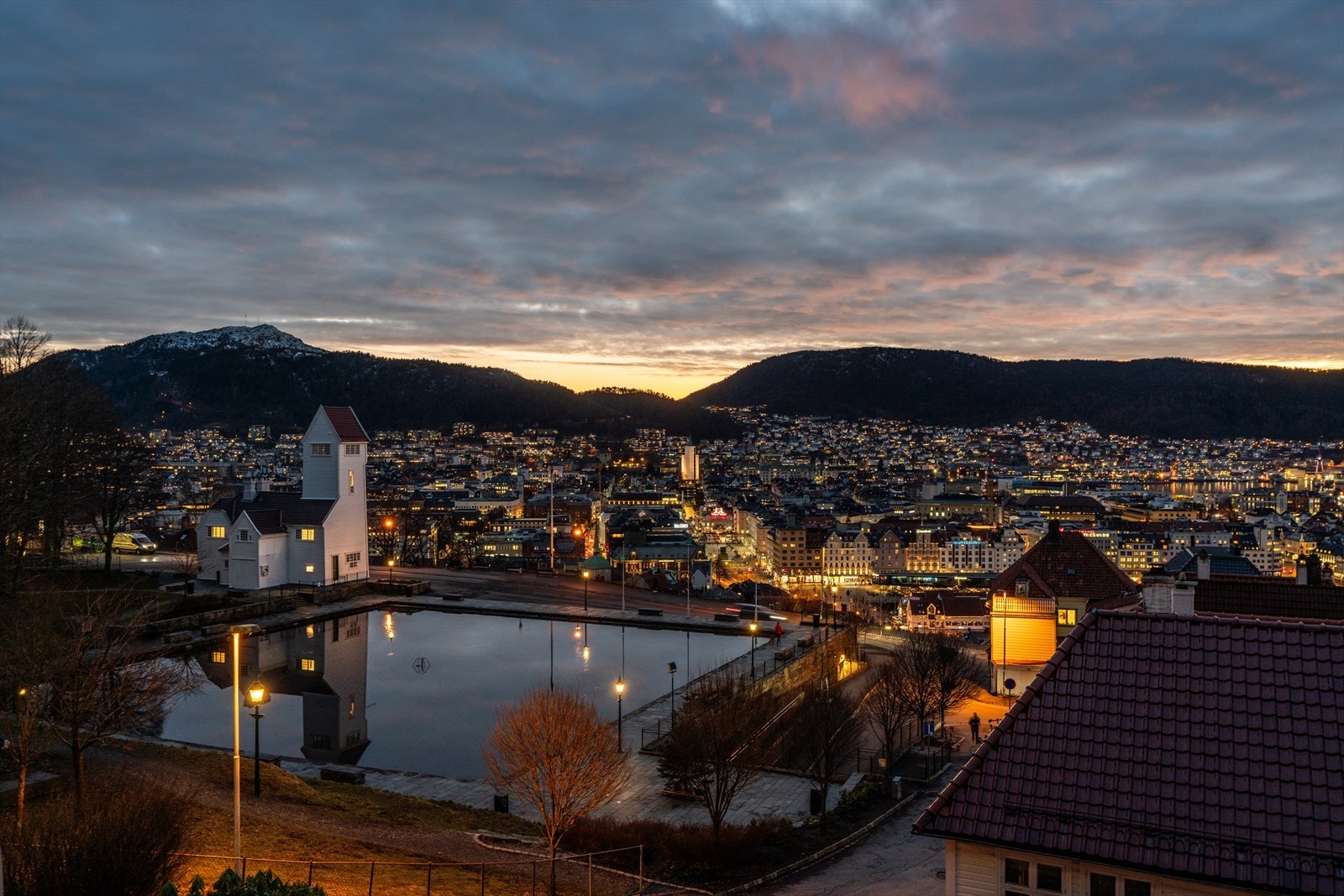 Gangavstand til Bergen sentrum med et rikt utvalg av restauranter, kaféer, parker, nattklubber, dagligvarebutikker, samt en rekke skoler for høyere utdanning Galleribilde