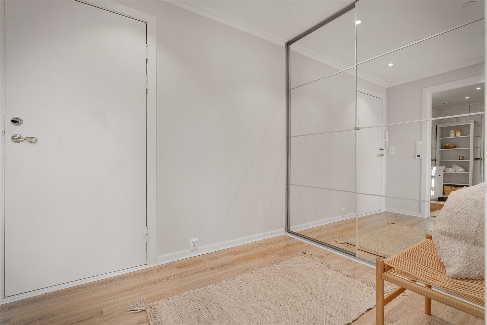 Herfra har du tilgang til både stue/kjøkken og bad, samt utgang til fellesarealet hvor det er en ekstern bod Galleribilde