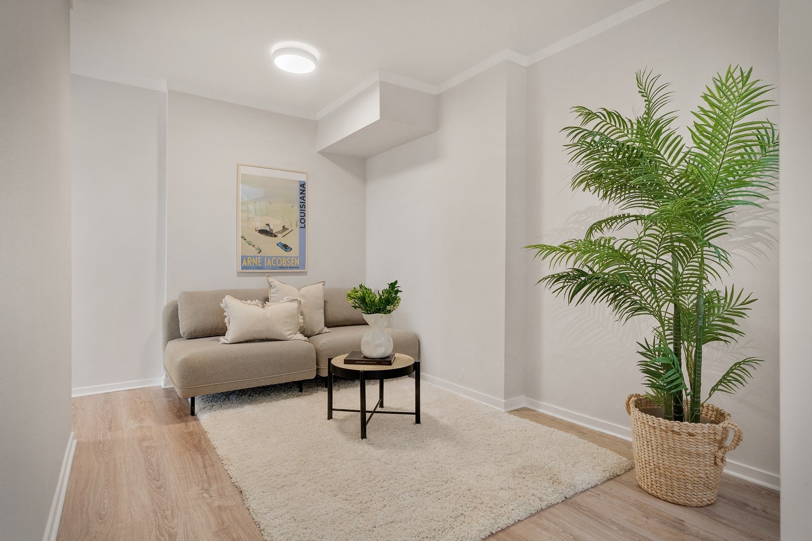 Videre fra entré kommer vi inn i lys og trivelig gang med laminat på gulv Galleribilde