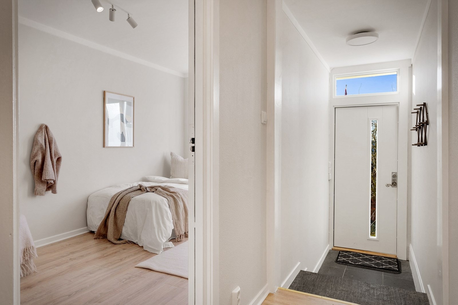 Når du kommer inn i leiligheten, møtes du av en lys og innbydende entré med flislagt gulv og varme, som gir en behagelig atmosfære fra første stund Galleribilde