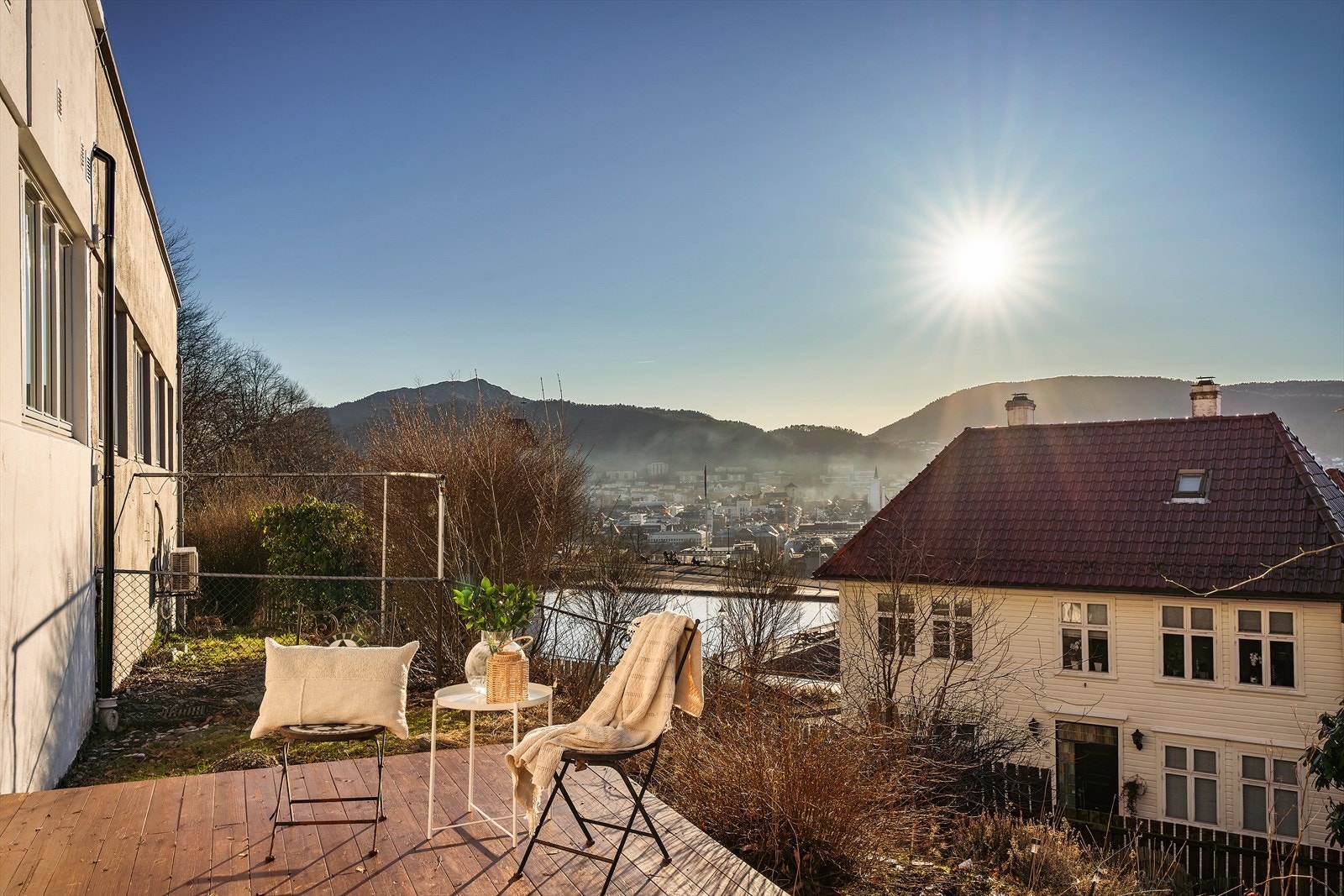 Ved inngangspartiet er det vestvendt terrasse på 13 kvm. Dette er et ideelt sted for morgenkaffen eller for å nyte utsikten mot byen Galleribilde