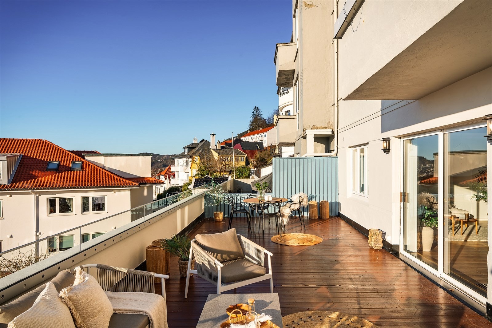 Terrassen kan møbleres med flere sittegrupper Galleribilde