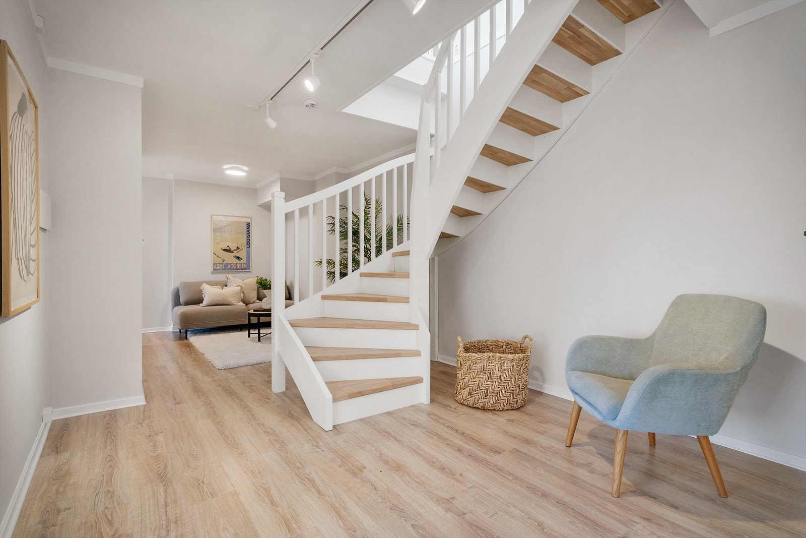 Fra gang i U1-etasje er det trapp opp til underetasje. Trappen ble oppgradert i 2023 Galleribilde