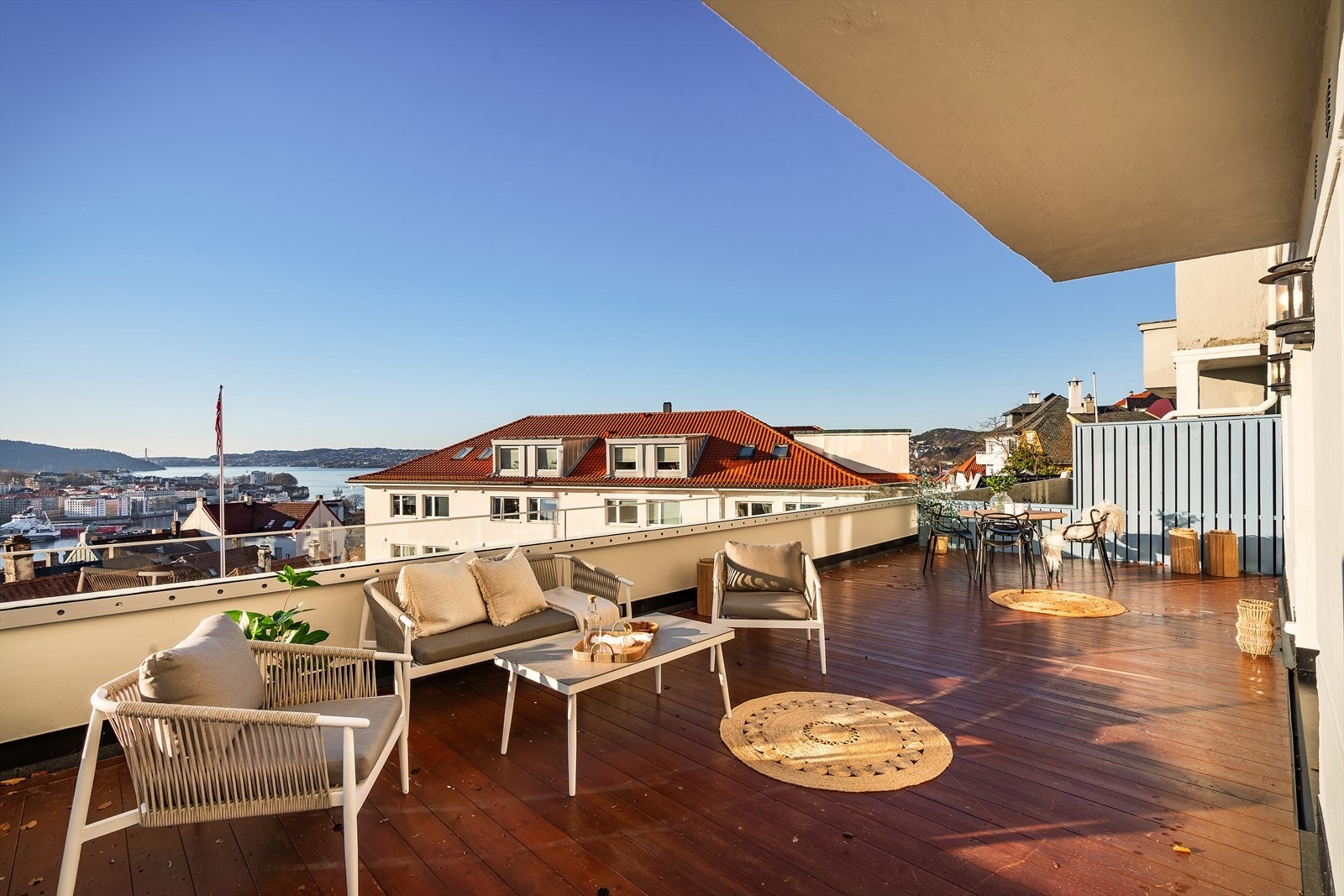 Her kan du nyte storslått utsikt over Bergen by og innseilingen Galleribilde