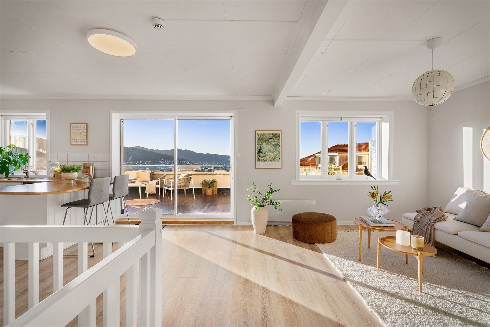 Her kommer vi opp i den romslige stue- og kjøkkenløsningen som er et av leilighetens høydepunkter Galleribilde