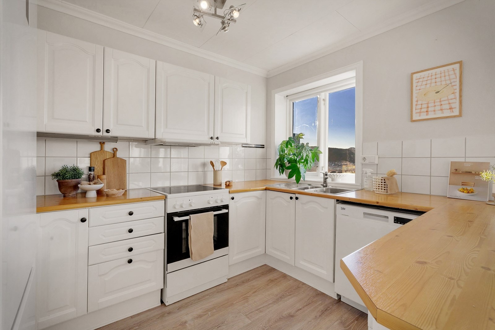 God skap- og benkeplass Galleribilde