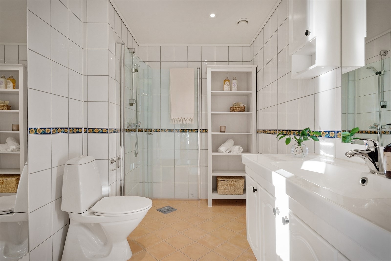 Badet i underetasjen er praktisk innredet med keramiske fliser på gulv og vegger Galleribilde