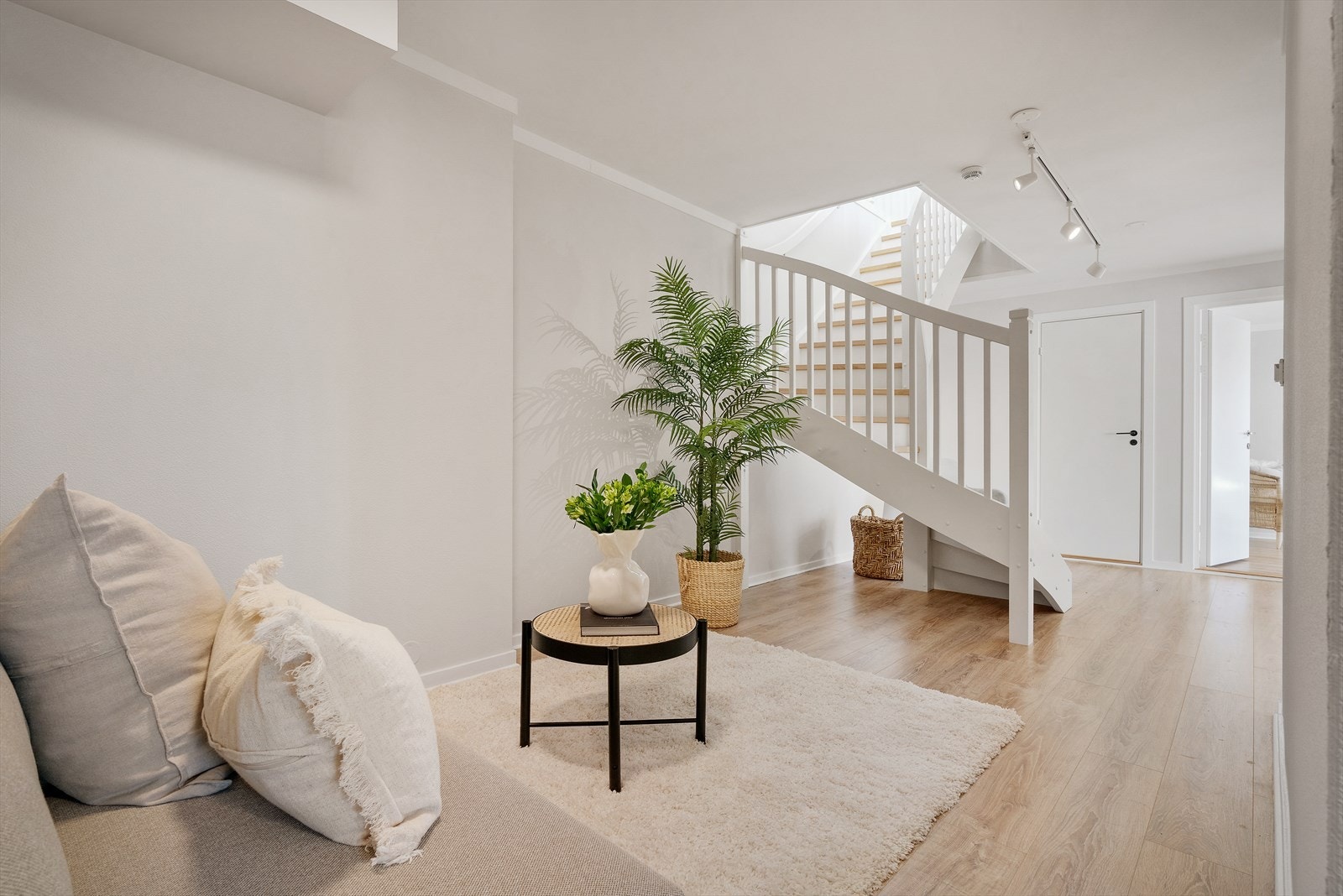 Her er det god plass til oppbevaring eller møblement Galleribilde