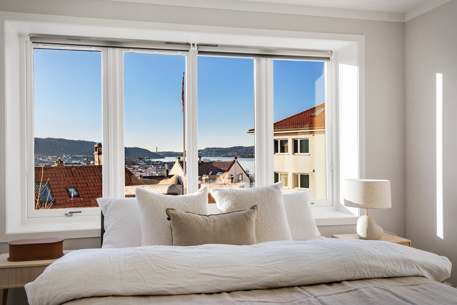 Alle rommene er utstyrt med store vinduer som gir rikelig med naturlig lys og flott utsikt over nærområdet Galleribilde