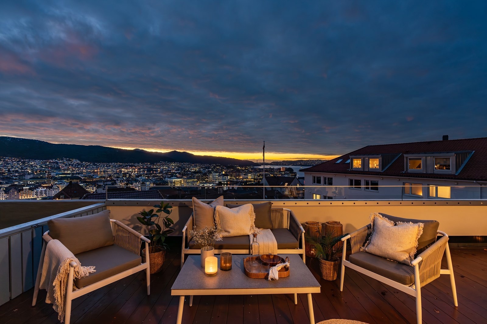 Leiligheten har en fantastisk terrasse med panoramautsikt over Bergen by! Galleribilde