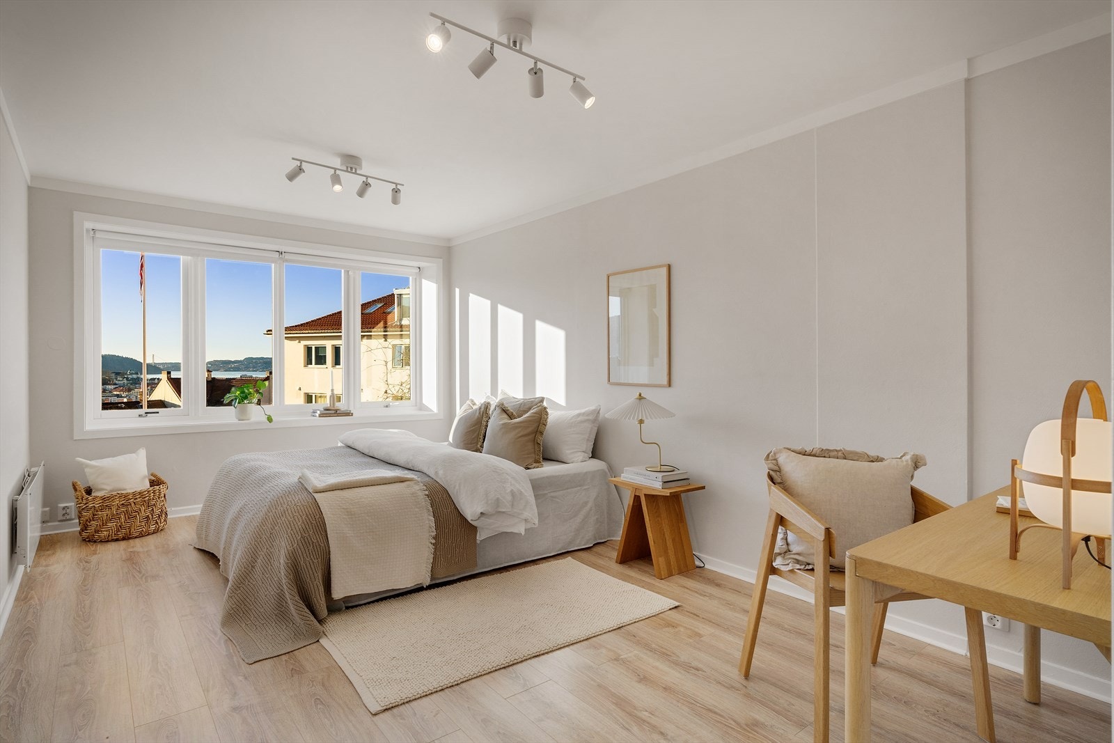 Soverommene gir god plass til seng, garderobe og annet ønsket møblement Galleribilde