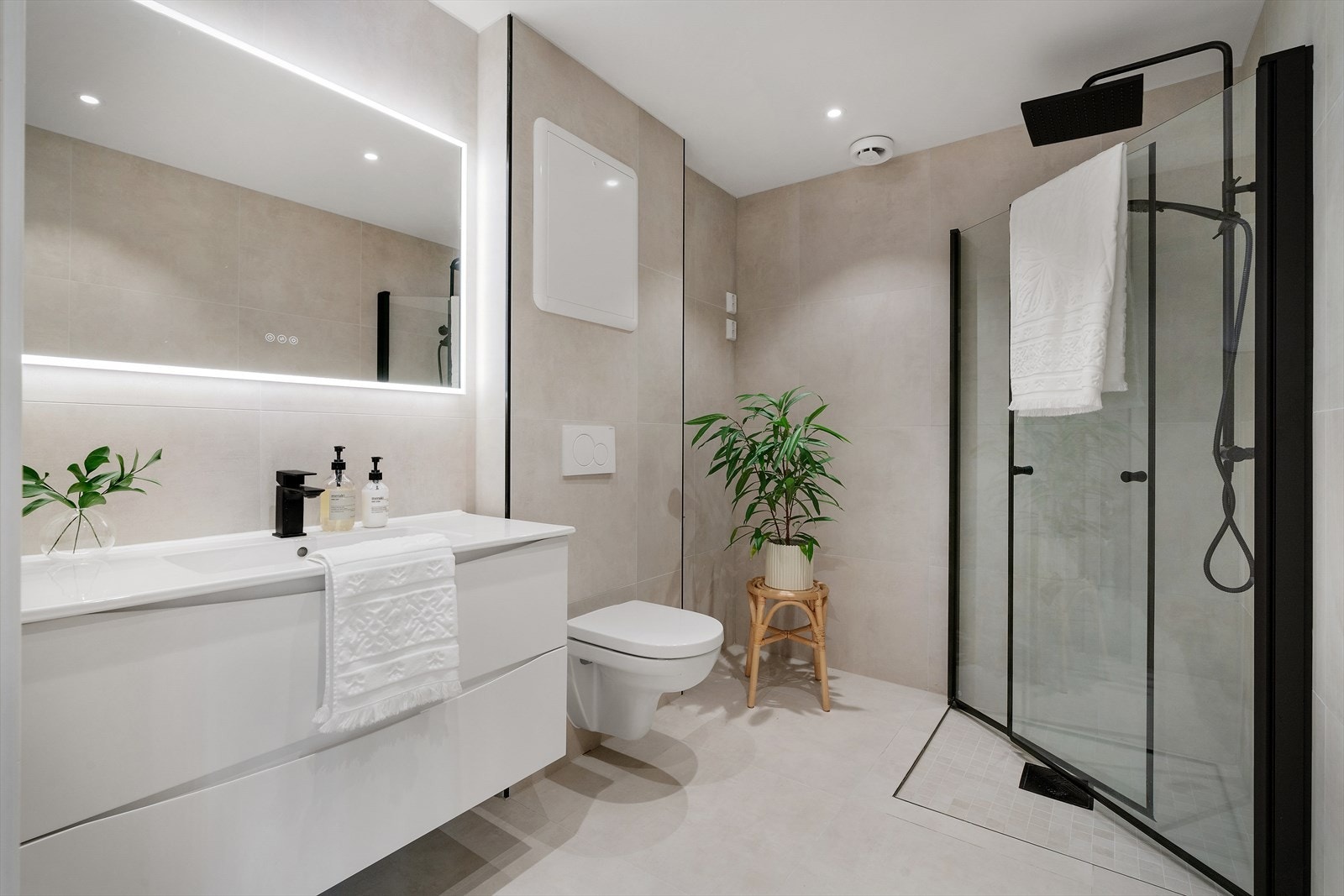 Badet i U1-etasje ble oppgradert i 2024 og har blant annet varmekabler i gulv og opplegg for vaskemaskin Galleribilde