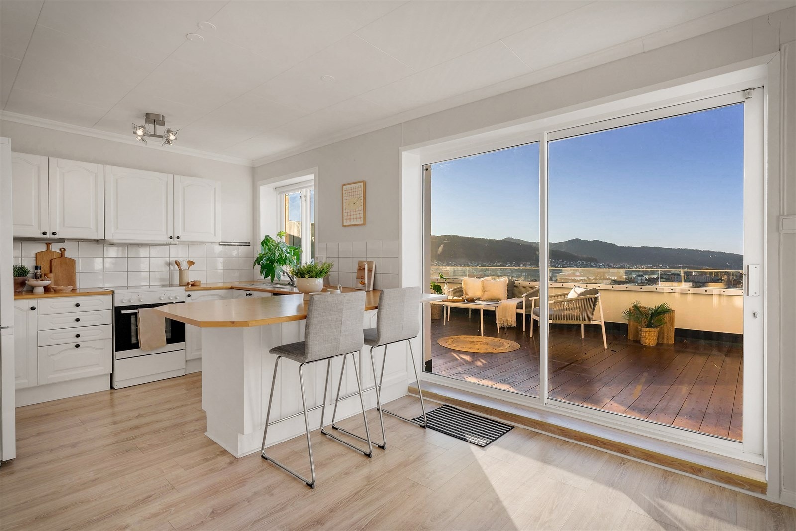 Kjøkkenet er lyst og trivelig Galleribilde