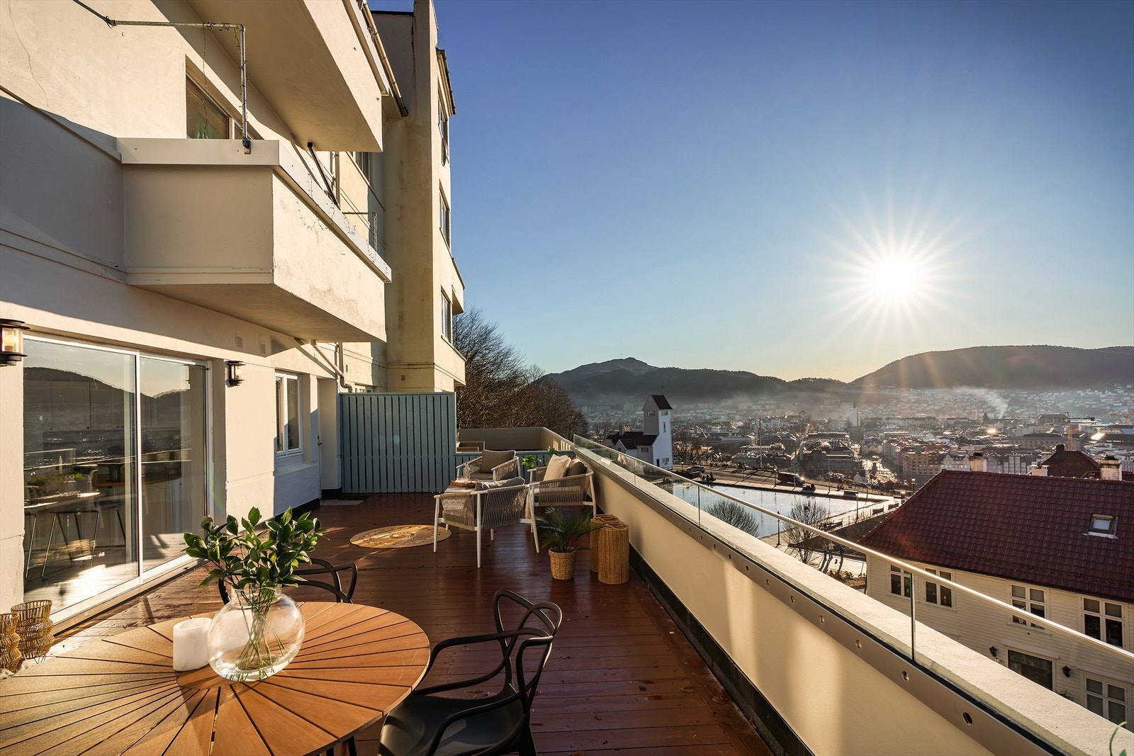 Stor terrasse med meget gode sol og utsiktsforhold. Galleribilde