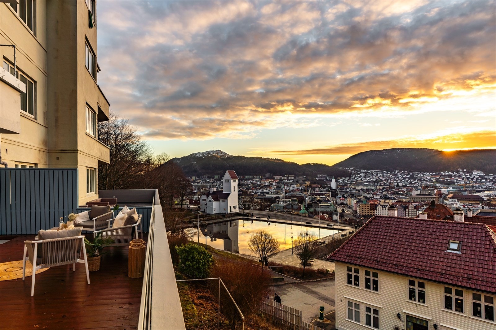 Her kan du tilbringe lange sommerkvelder med venner og familie, mens du nyter den fantastiske utsikten og solnedgangen Galleribilde
