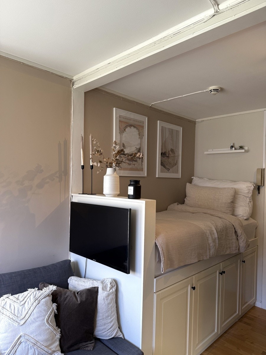 Plassbygget seng med god oppbevaring til klær og annet Galleribilde