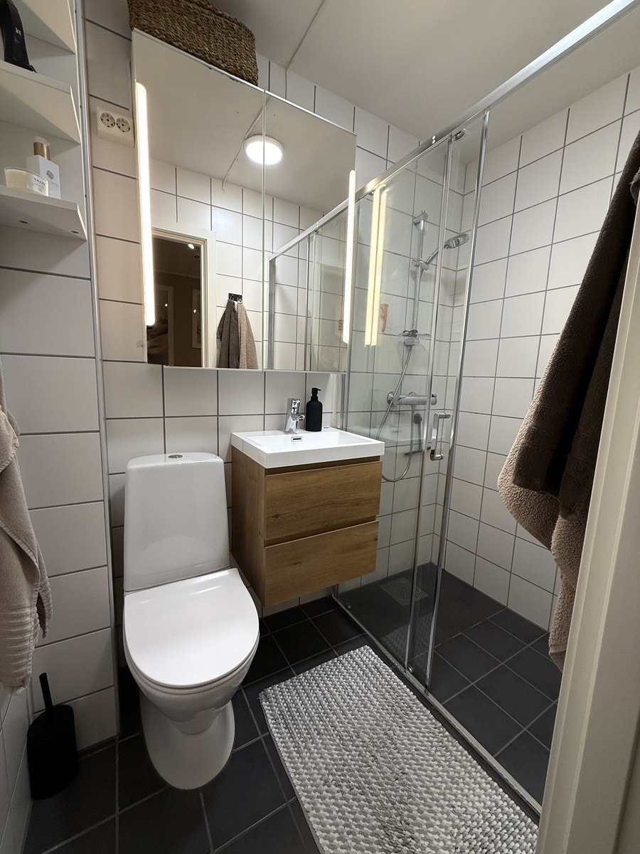 Moderne bad med nyere do og servant Galleribilde