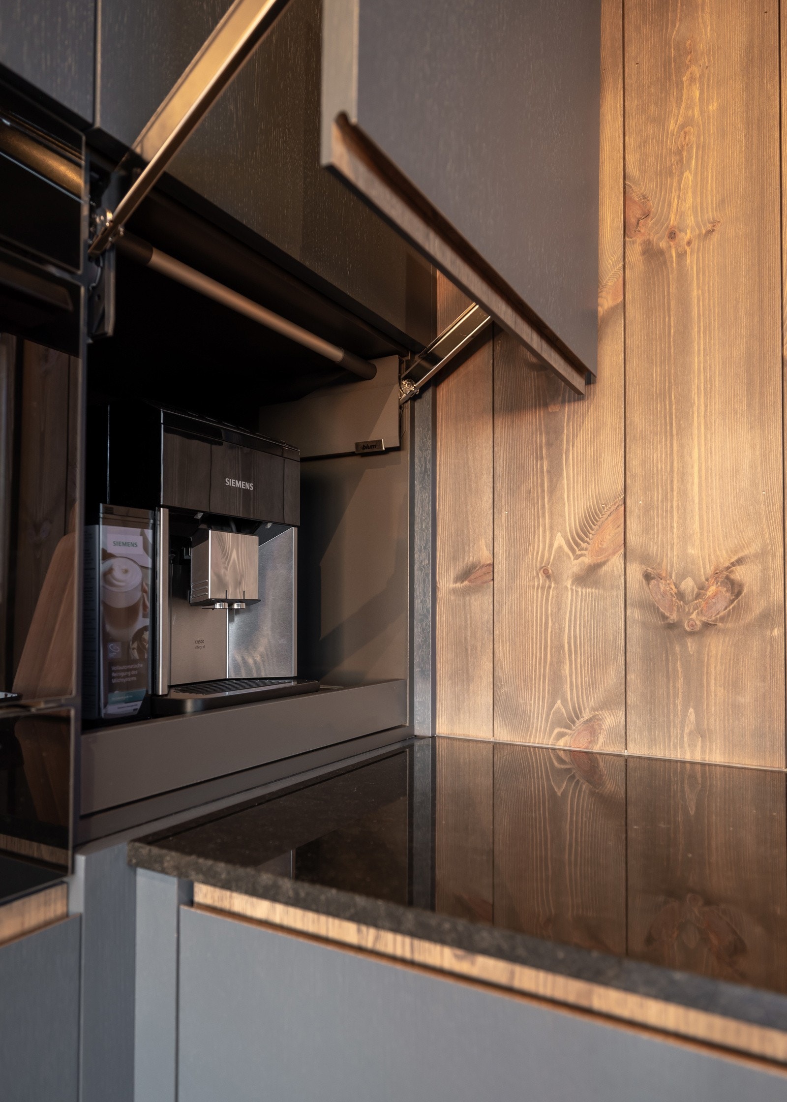 Kjøkkenet byr på gjennomtenkte løsninger som gir rikelig med oppbevaringsplass Galleribilde