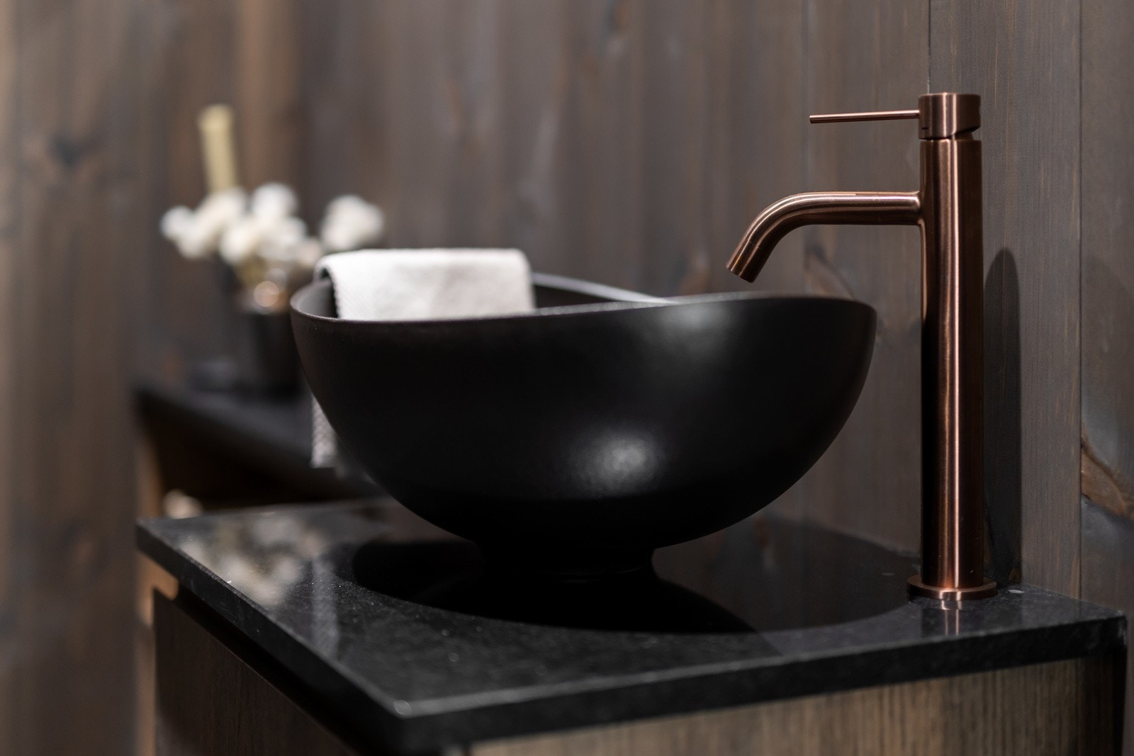 Bronsearmatur, stein benkeplate og heltre innredning Galleribilde