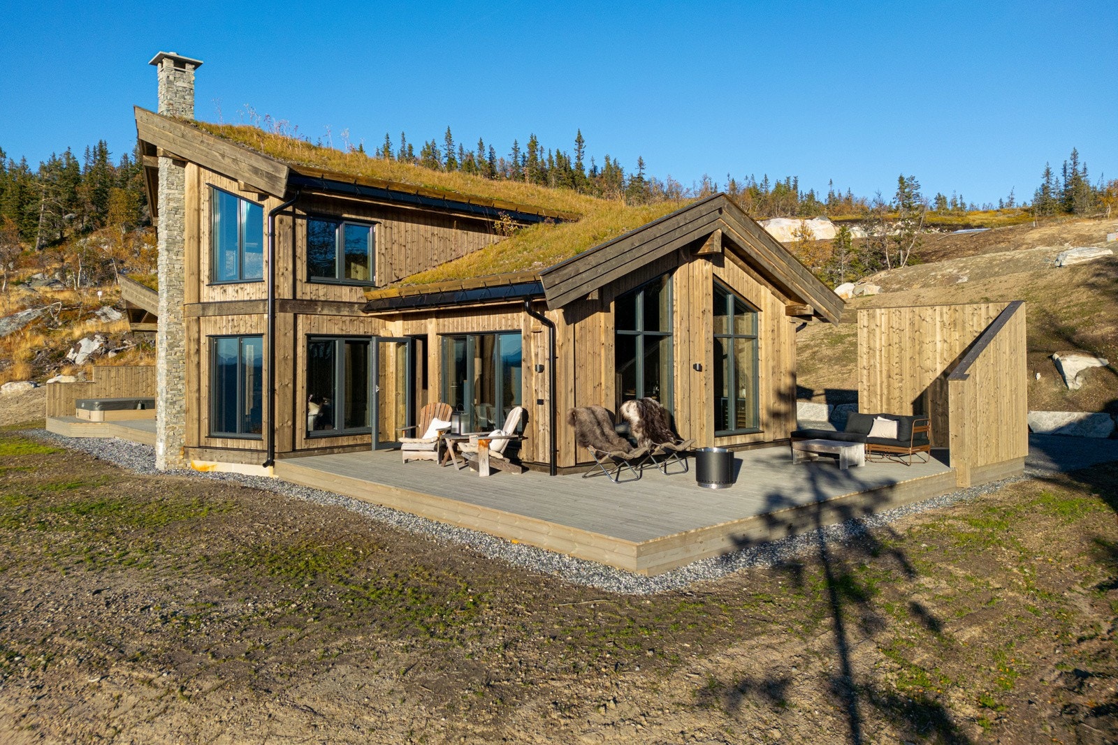 Energieffektiv hytte med massiv byggekonstruksjon og aluminiumskledde vinduer med 3-lags isolerglass Galleribilde