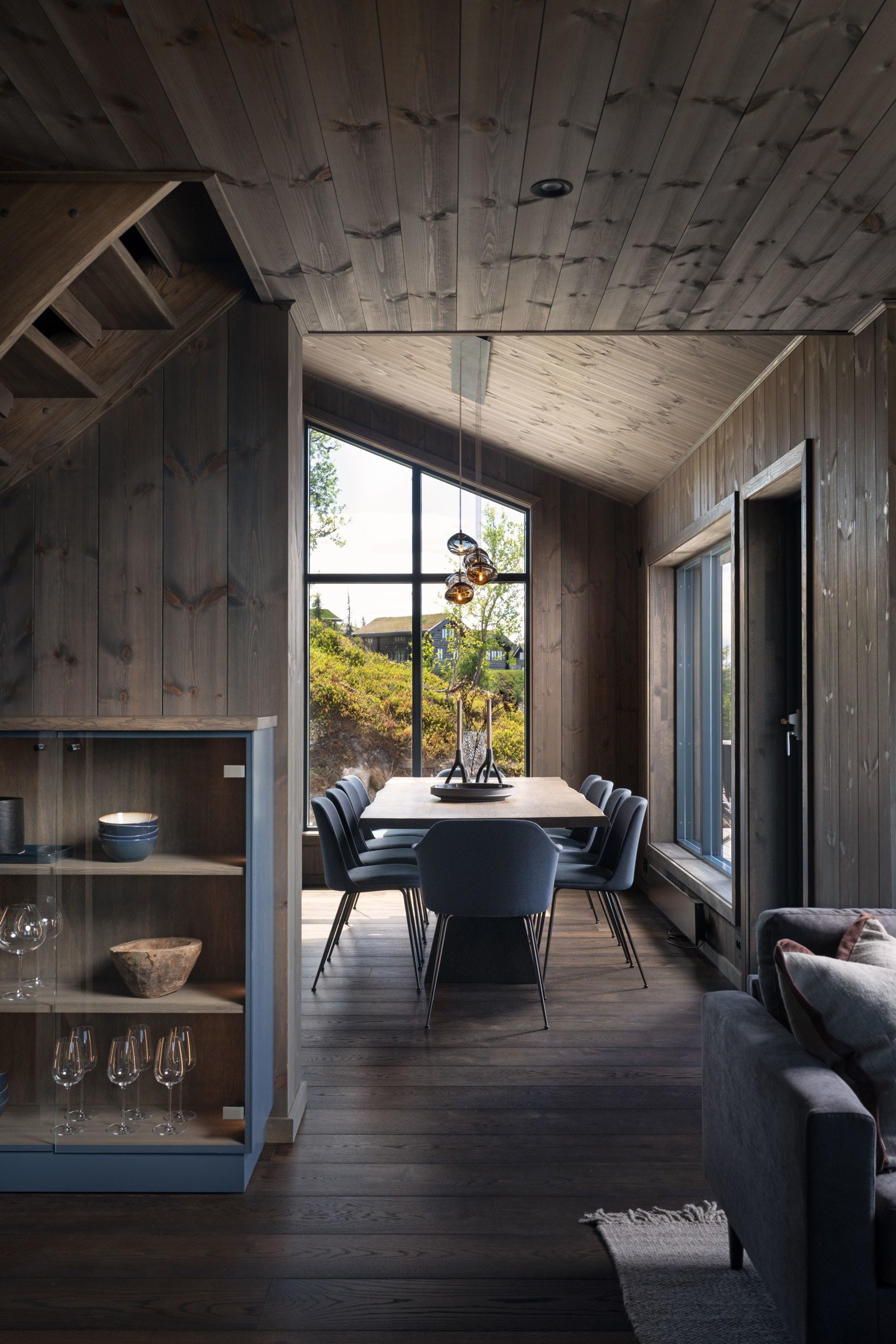 Gjennomført design i hele hytta - og store vindusflater som slipper lys og naturen inn Galleribilde