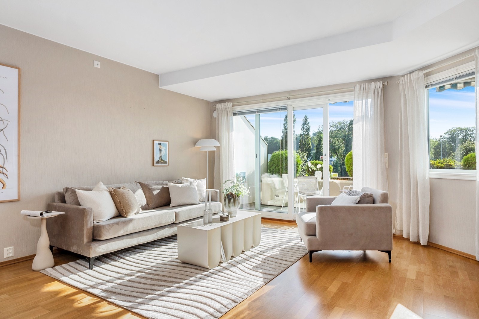 I tillegg til ordinær verandadør er det montert en skyvedør som gir enkel tilgang og ytterligere lysinnslipp. Galleribilde