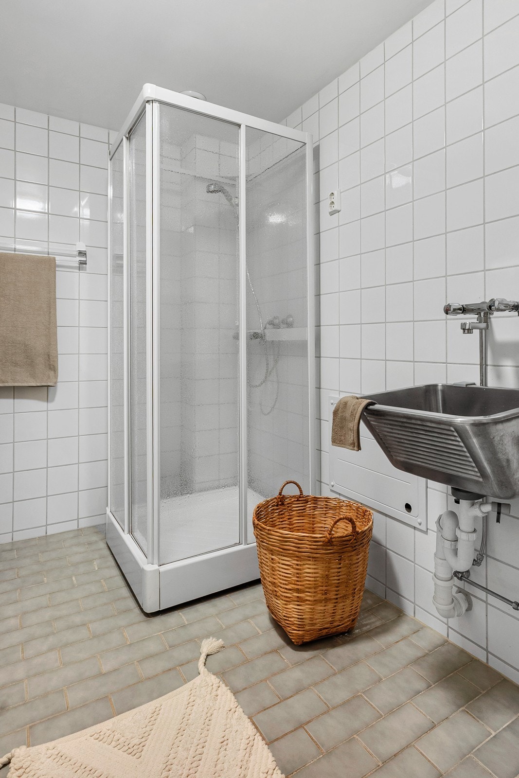 Vaskerommet er antatt fra byggeåret, og har hvite fliser på veggene samt lyseblå fliser på gulvet. Galleribilde