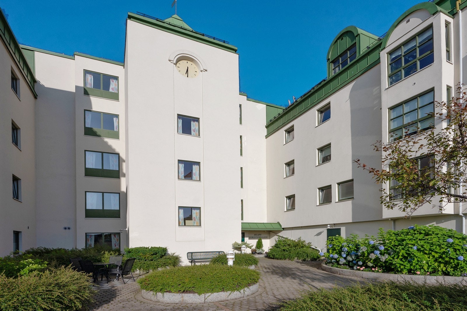 På Jeløy Fjordterrasse blir du møtt av velstelte fellesarealer med steinbelagte stikkveier og vakker beplantning - alt tilrettelagt for et trivelig og rolig bomiljø. Galleribilde