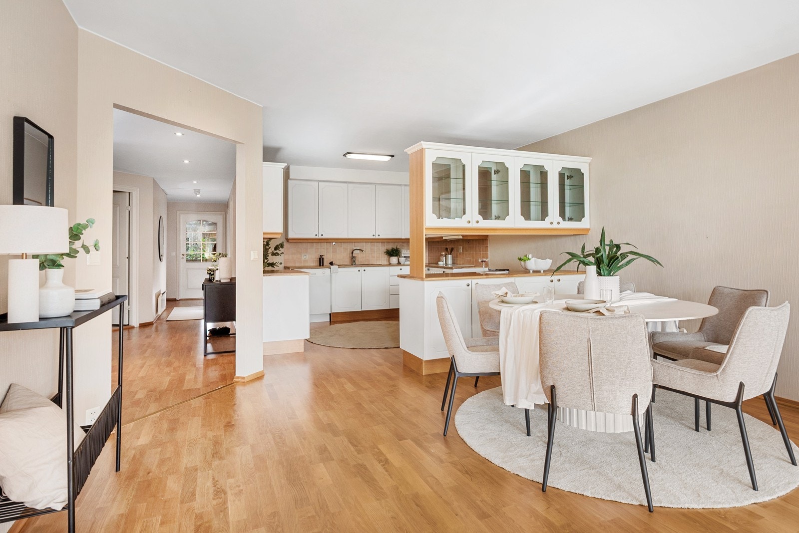 Stuen har parkett på gulv og veggene er malt i lyse farger. Galleribilde