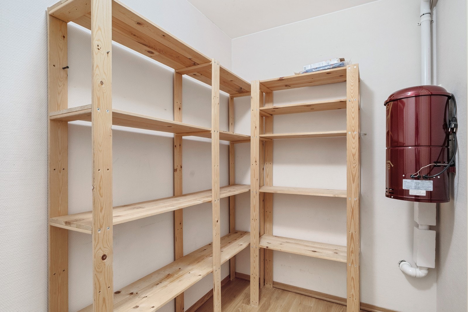 Den innvendige boden har en praktisk hylleløsning som gir god lagringsplass. I tillegg medfølger en ekstern bod plassert i fellesarealene på 4 kvm. Galleribilde