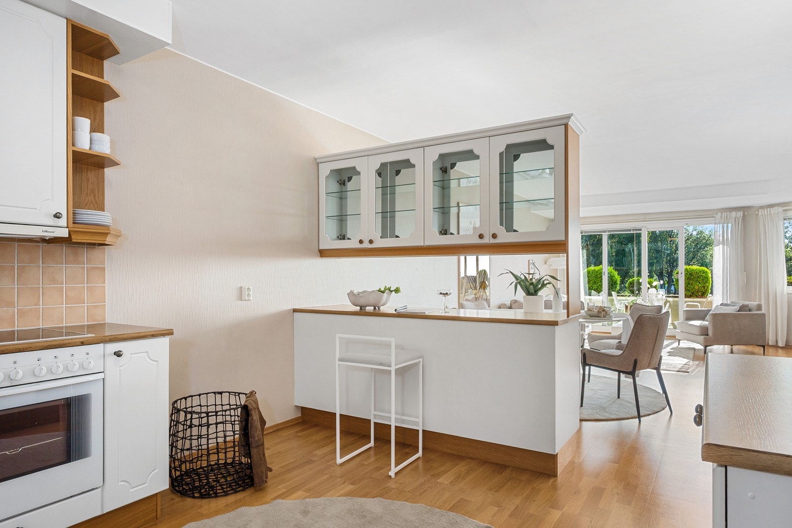 Stuen ligger i åpen løsning mot kjøkkenet, adskilt med kjøkkenøy med vitrineskap. Galleribilde