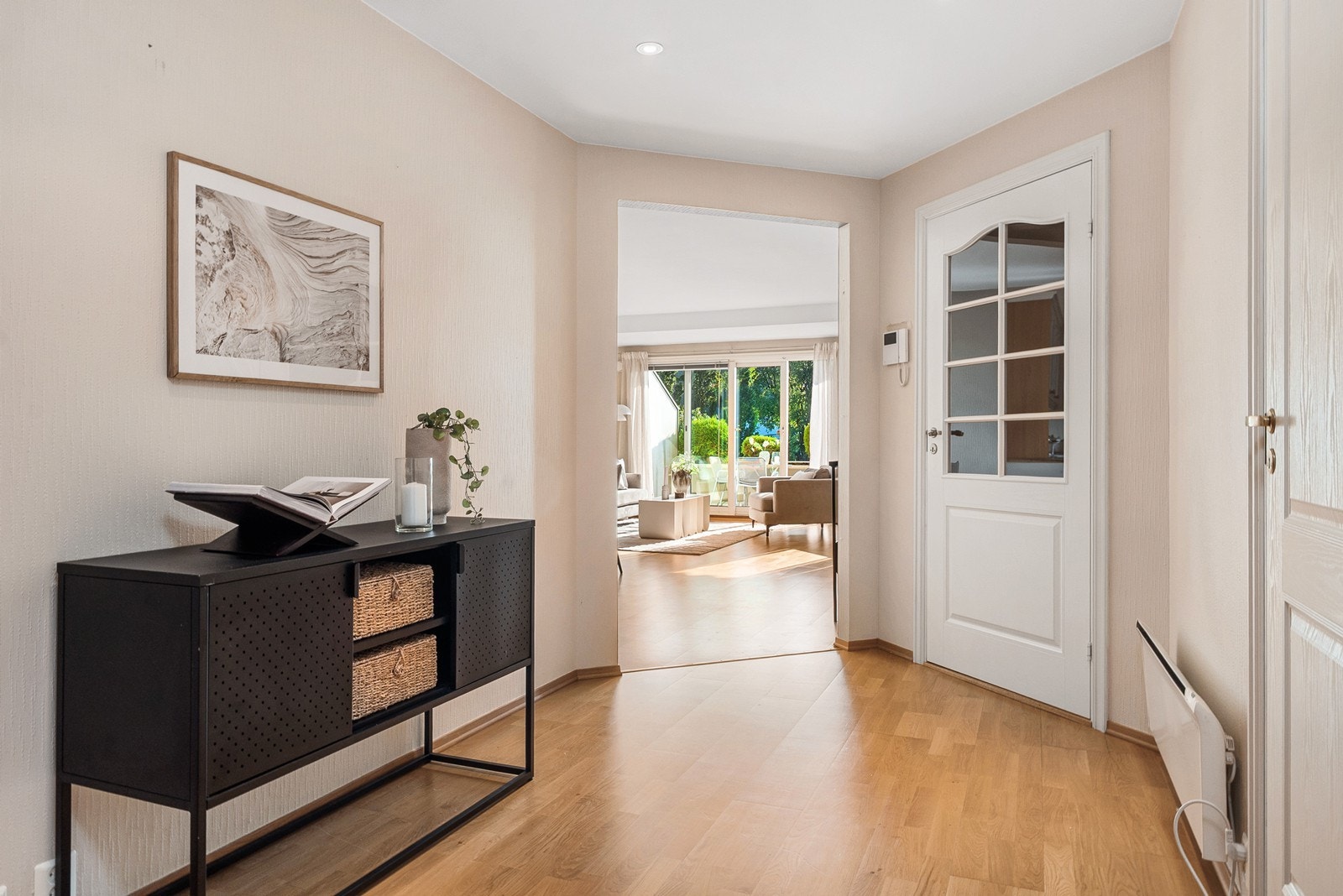 Videre innover er det plass til skjenk, garderobeløsning eller skoskap. Fra gangen er det adkomst til alle boligens rom. Galleribilde