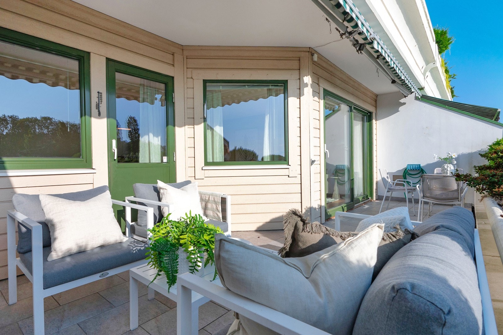 Vestvendt veranda på 17 kvm- perfekt for solrike ettermiddager og lune sommerkvelder. Galleribilde