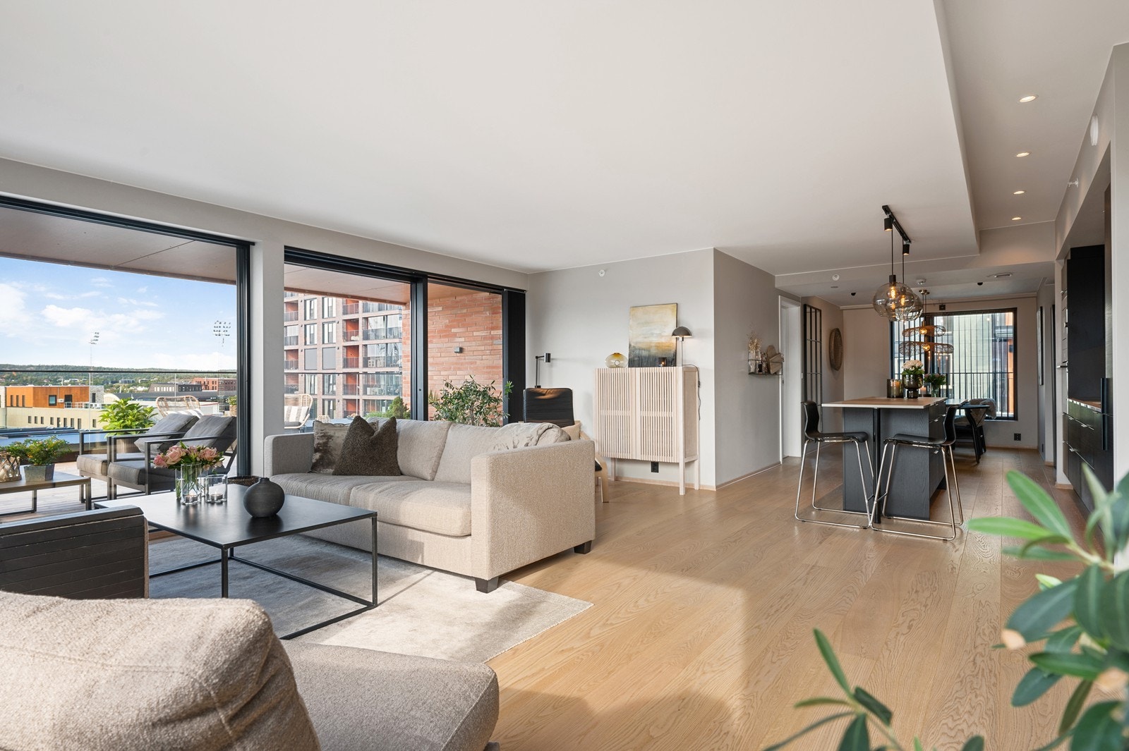 Stuen har en åpen og fin løsning med gode møbleringsmuligheter Galleribilde