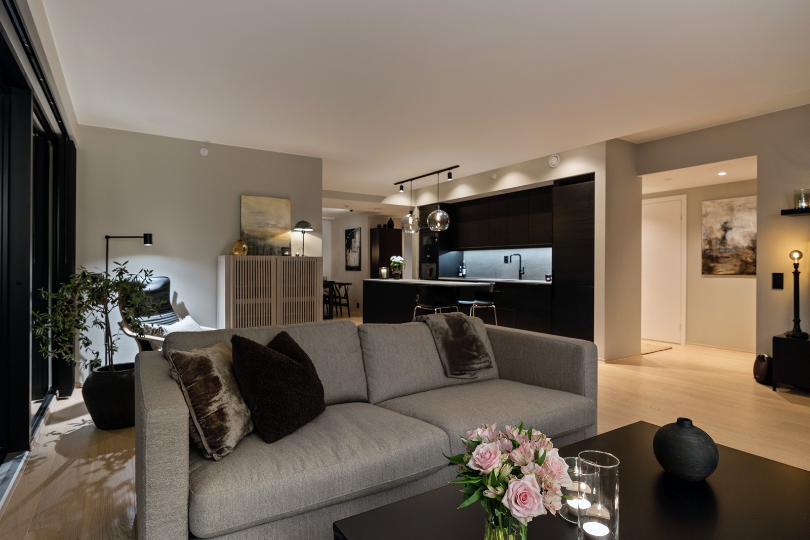 Leiligheten har en meget god standard. Her er det gjort flere oppgraderinger, deriblant er det et lekkert kvisfritt én stavs parkettgulv Galleribilde