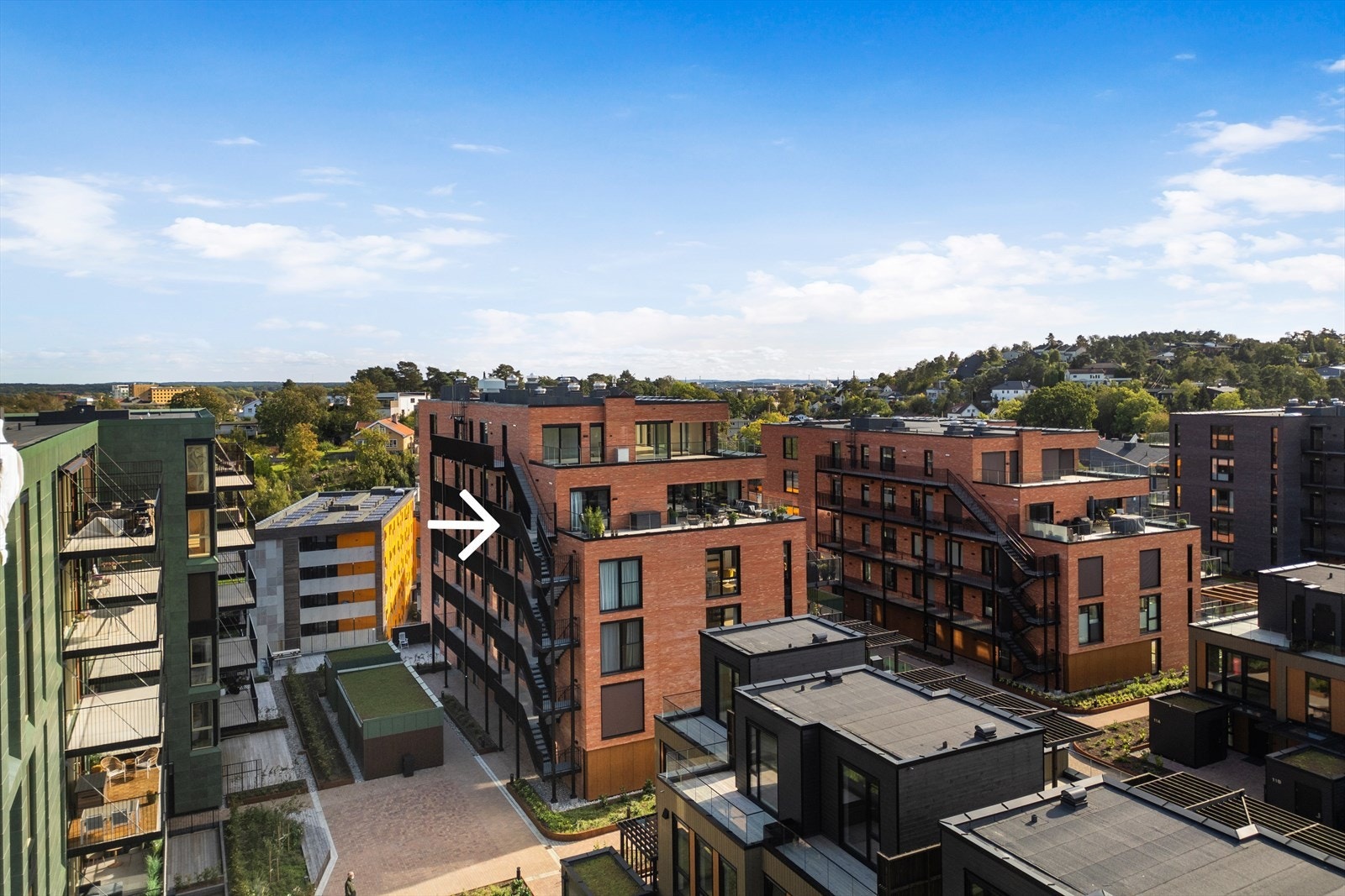 På fellesområdet er det en pent opparbeidet takhage på taket over kjøpesenteret. Her har man blant annet grøntarealet, ulike soner med krakker og utemøbler. Videre har man lekeplass, drivhus og generell gangveier som er pent opparbeidet Galleribilde